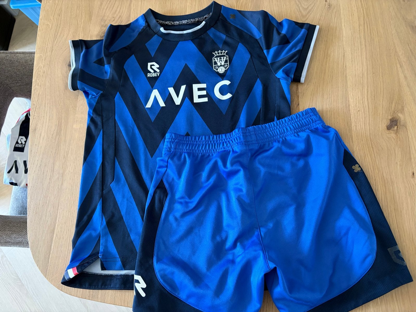 Voetbaltenue Robey maat 152 Willem 2, Kinderen en Baby's, Verzenden, Gebruikt, Jongen, Setje