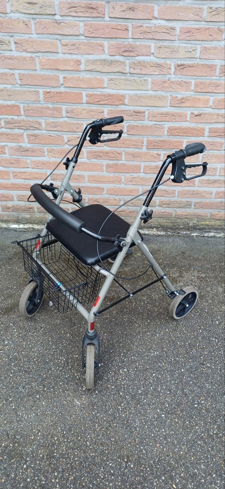 Robuuste rollator met comfortabel zitje, Diversen, Rollators, Ophalen, Opvouwbaar, Zo goed als nieuw