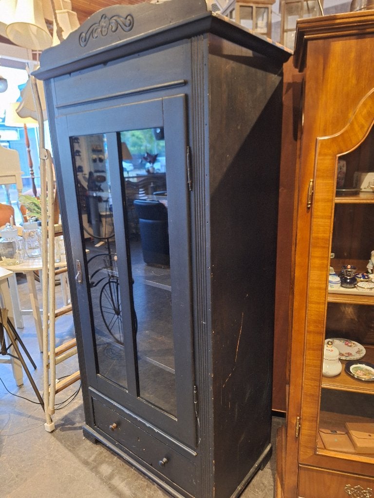 Antieke zwarte vitrinekast met lade en glazen deur, Huis en Inrichting, Gebruikt, Onbekend@voorbeeld.com, Onbekend, Met lade(s)