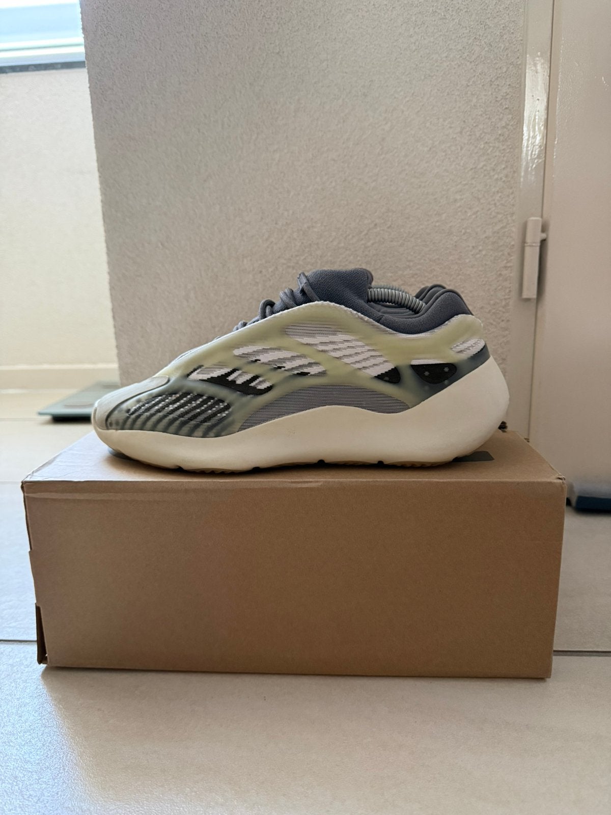 Orginele Yeezy 700 V3 Maat 43., Ophalen of Verzenden, Zo goed als nieuw, Zwart