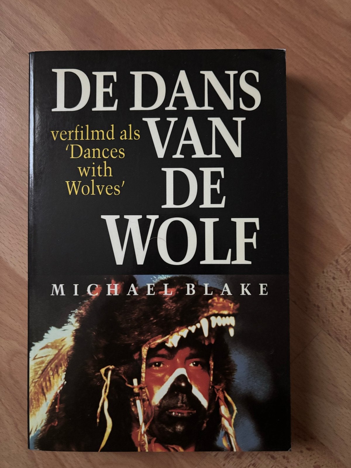 De Dans van de Wolf - Michael Blake (verfilmd als Dances wit, Ophalen of Verzenden, Gelezen, Nederland