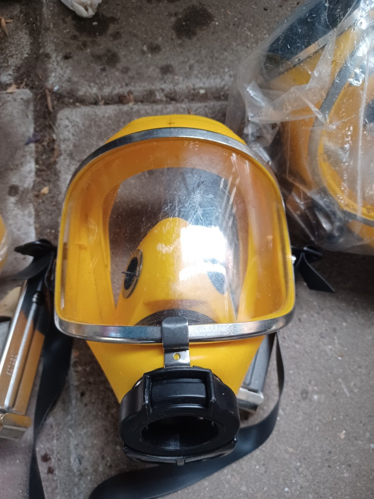 Drager gasmasker gasmaskers  ( meerdere  stuks aanwezig ), Ophalen