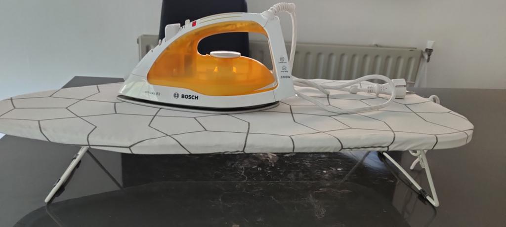Bosch Strijkijzer met strijkplank, Witgoed en Apparatuur, Strijkijzers en Strijkplanken, Ophalen, Zo goed als nieuw, Strijkijzer met snoer