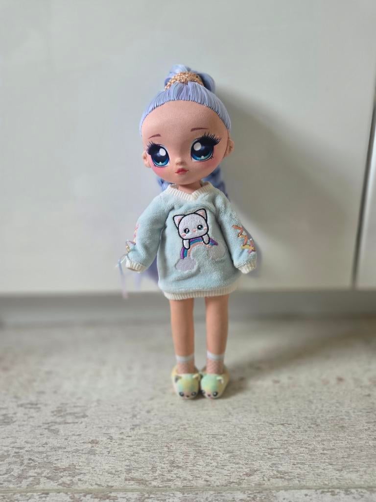 Grote Nanana suprise pop  met blauw haar en kattenoutfit, Kinderen en Baby's, Speelgoed | Poppen, Ophalen of Verzenden, Zo goed als nieuw