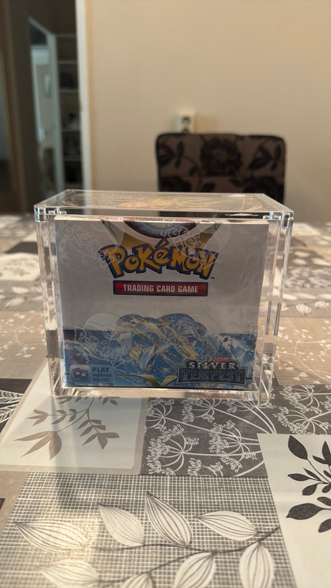 Silver Tempest booster box inclusief acryl, Ophalen of Verzenden, Nieuw, Boosterbox, Foil