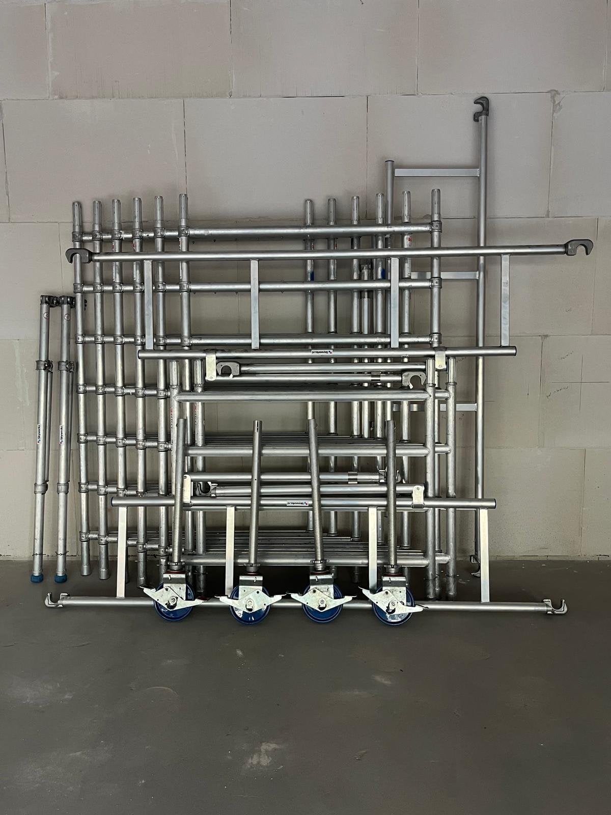 Skyworks rolsteiger werkhoogte 8.2 meter!, Doe-het-zelf en Verbouw, Steigers, Ophalen, Zo goed als nieuw, Rolsteiger of Kamersteiger