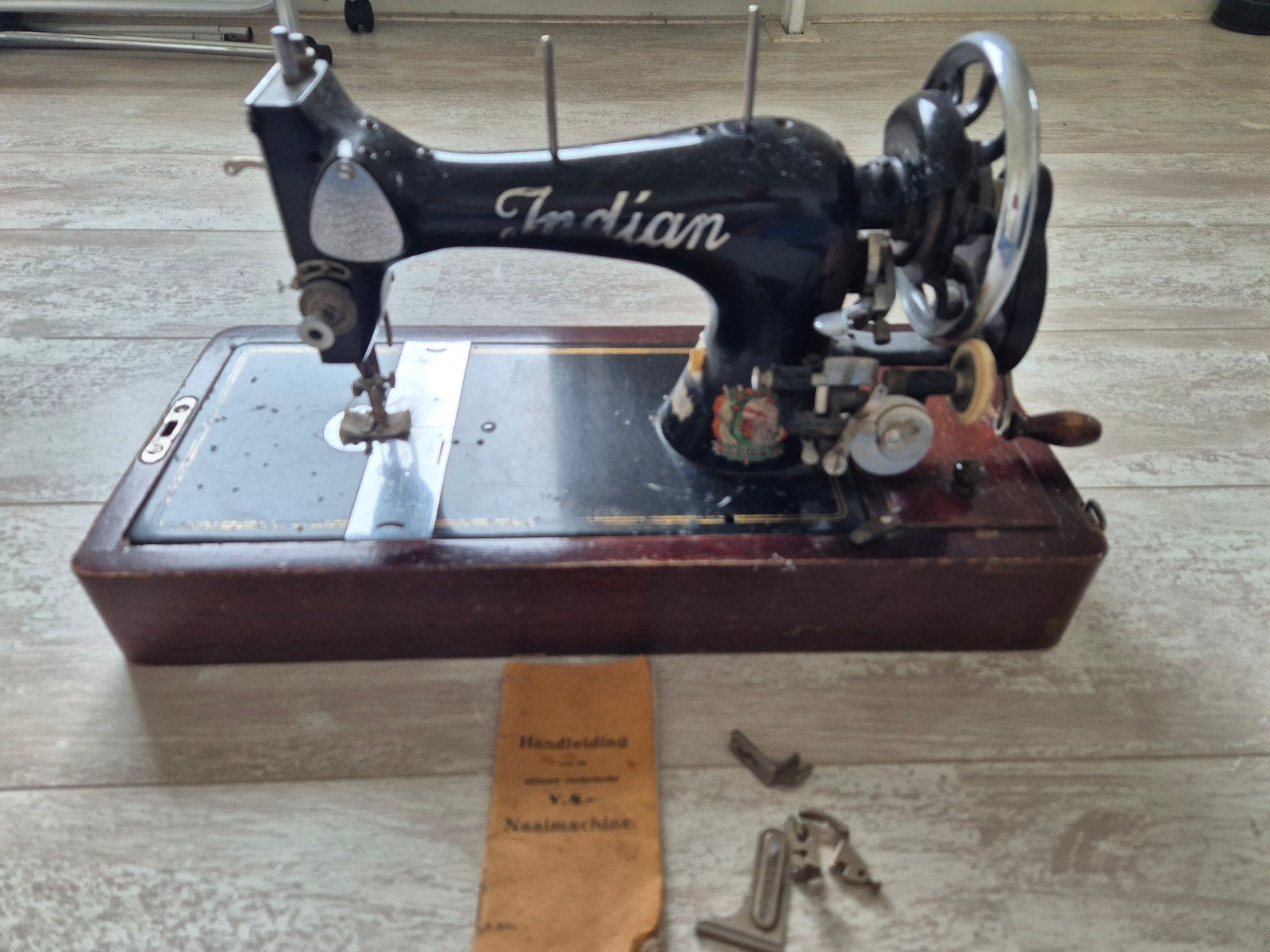 antieke Indian Naaimachine, Ophalen