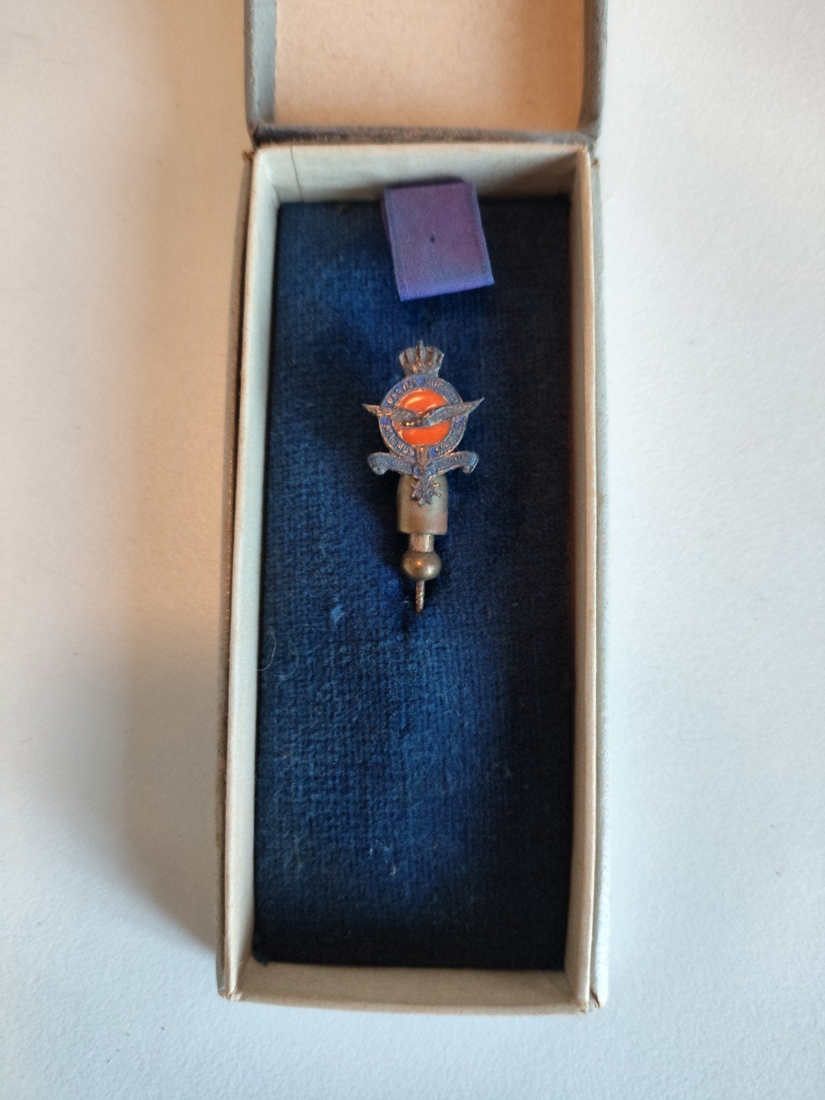 Vintage Speldje 40 jaar Koninklijke Luchtmacht in doosje, Verzamelen, Speldjes, Pins en Buttons, Ophalen of Verzenden, Zo goed als nieuw