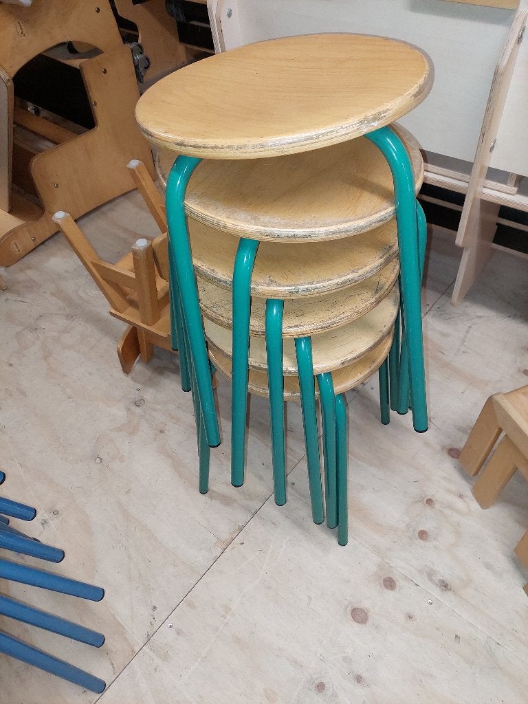 Set van 6 stapelbare krukken / taboeretten, zithoogte 48cm, Ophalen, Gebruikt, Hout