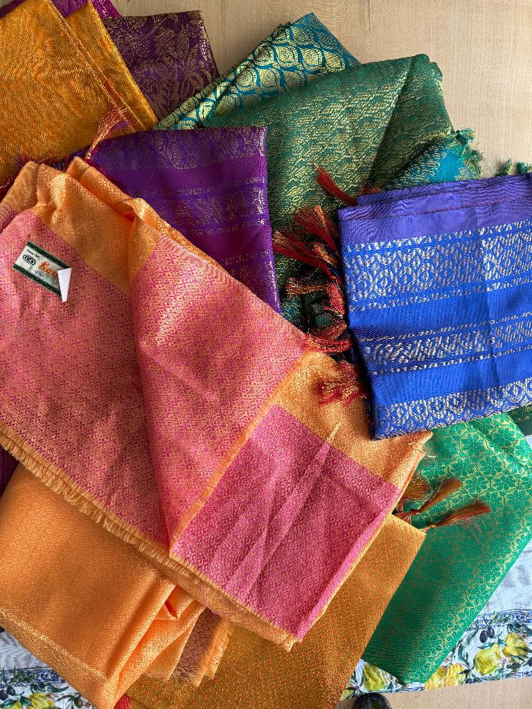 Shawls uit India - diverse kleuren - 18 stuks, Kleding | Dames, Mutsen, Sjaals en Handschoenen, Ophalen of Verzenden, Nieuw, Sjaal