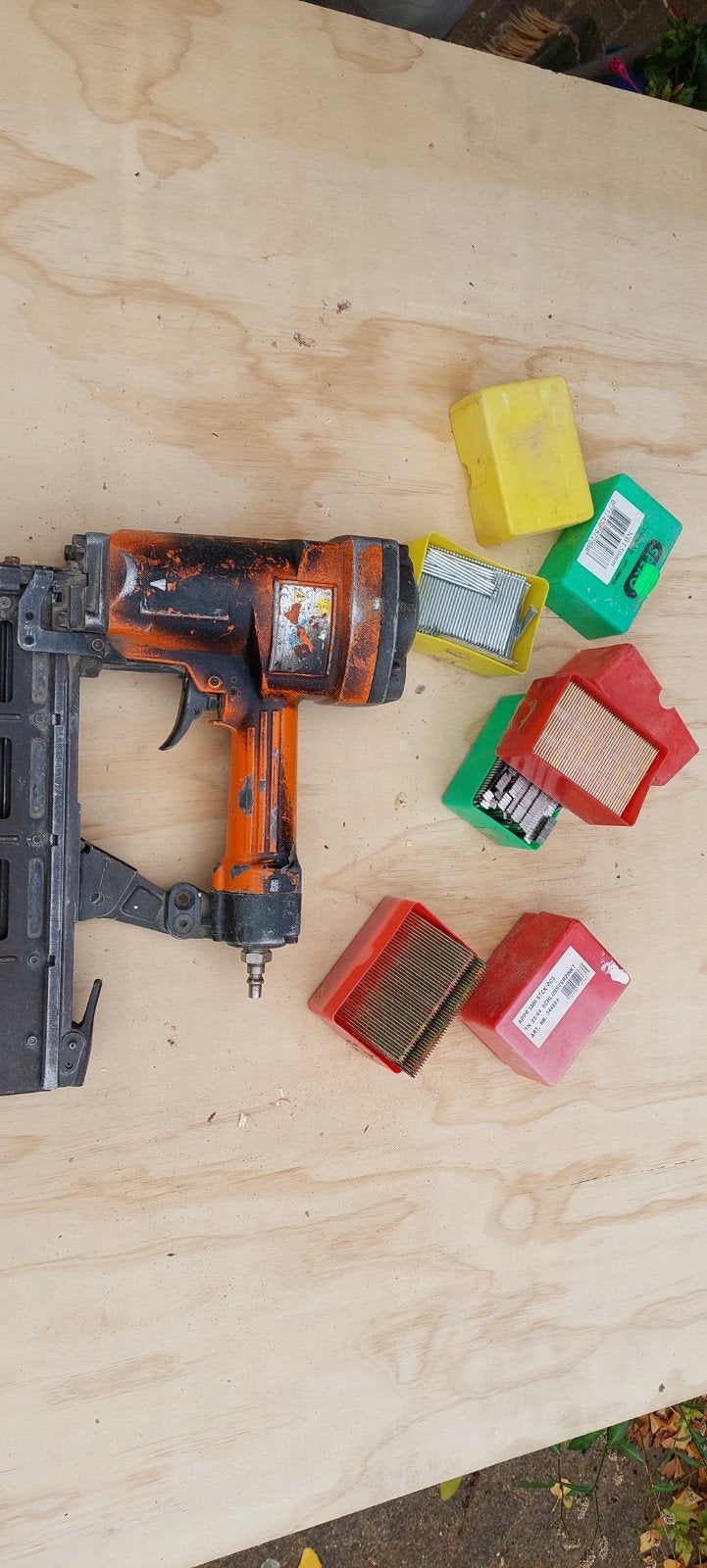 Tacker met diverse spijkers, Ophalen of Verzenden, Gebruikt, Tacker/nietmachine