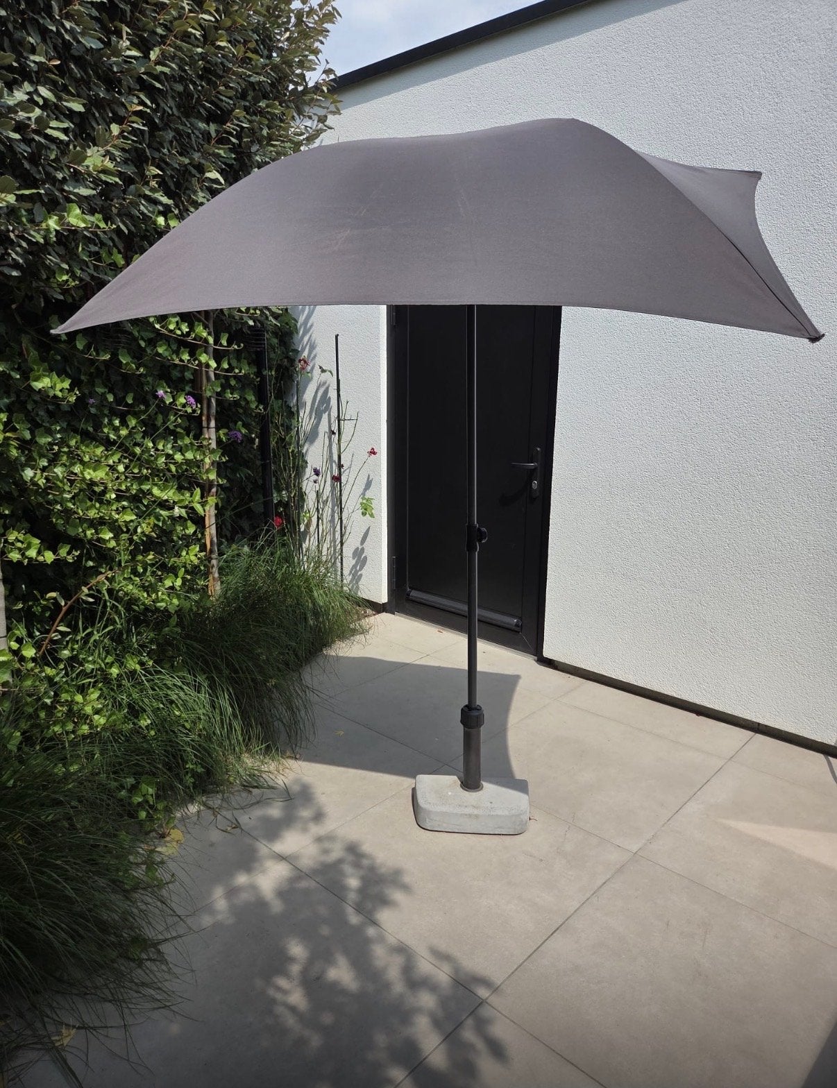 Parasol (half) met voet - Grijs - Kantelbaar en Verstelbaar, Ophalen, Kantelbaar, 2 tot 3 meter, Zo goed als nieuw