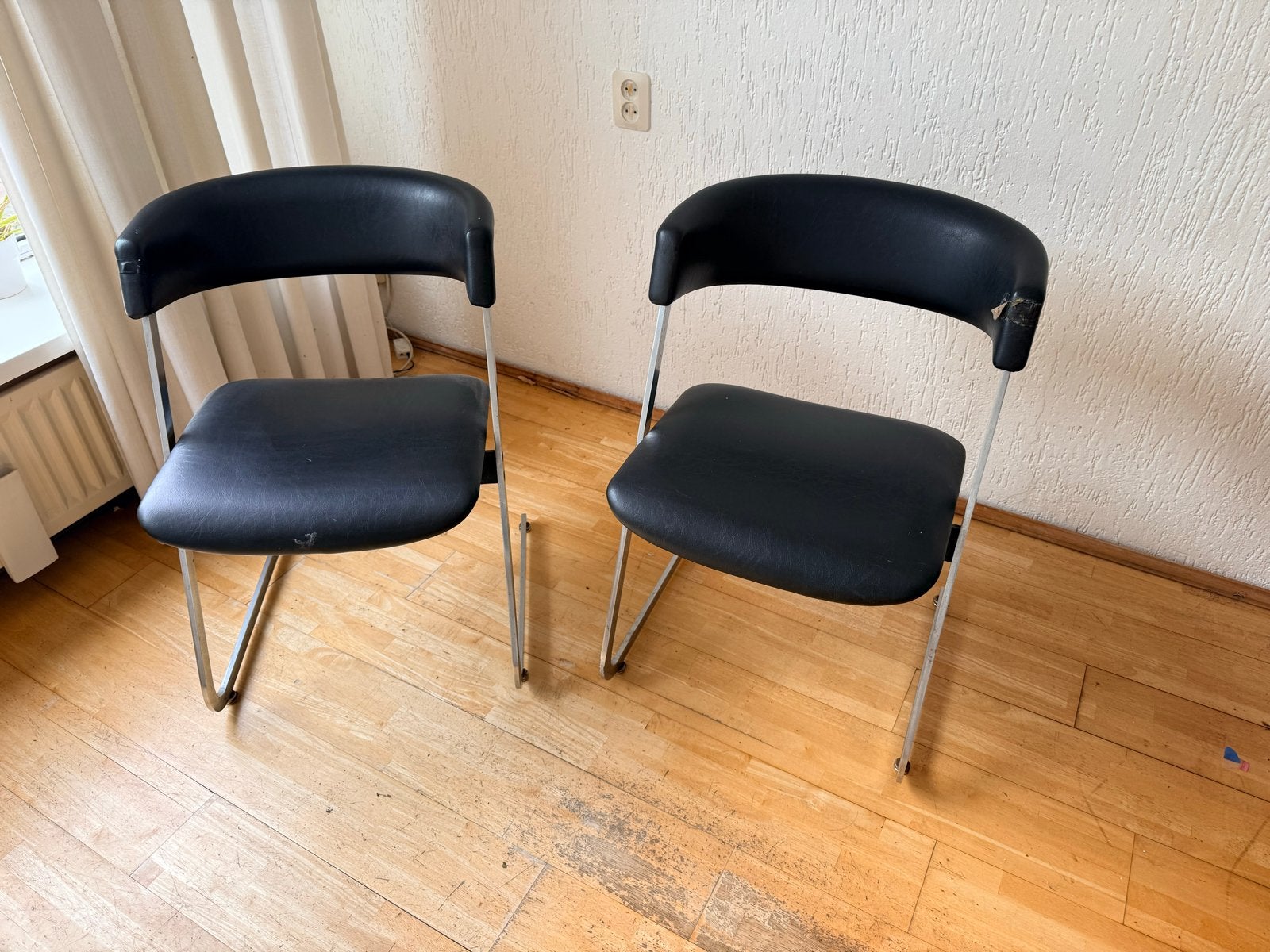 Set van 2 vintage zwarte stoelen met metalen frame, Ophalen