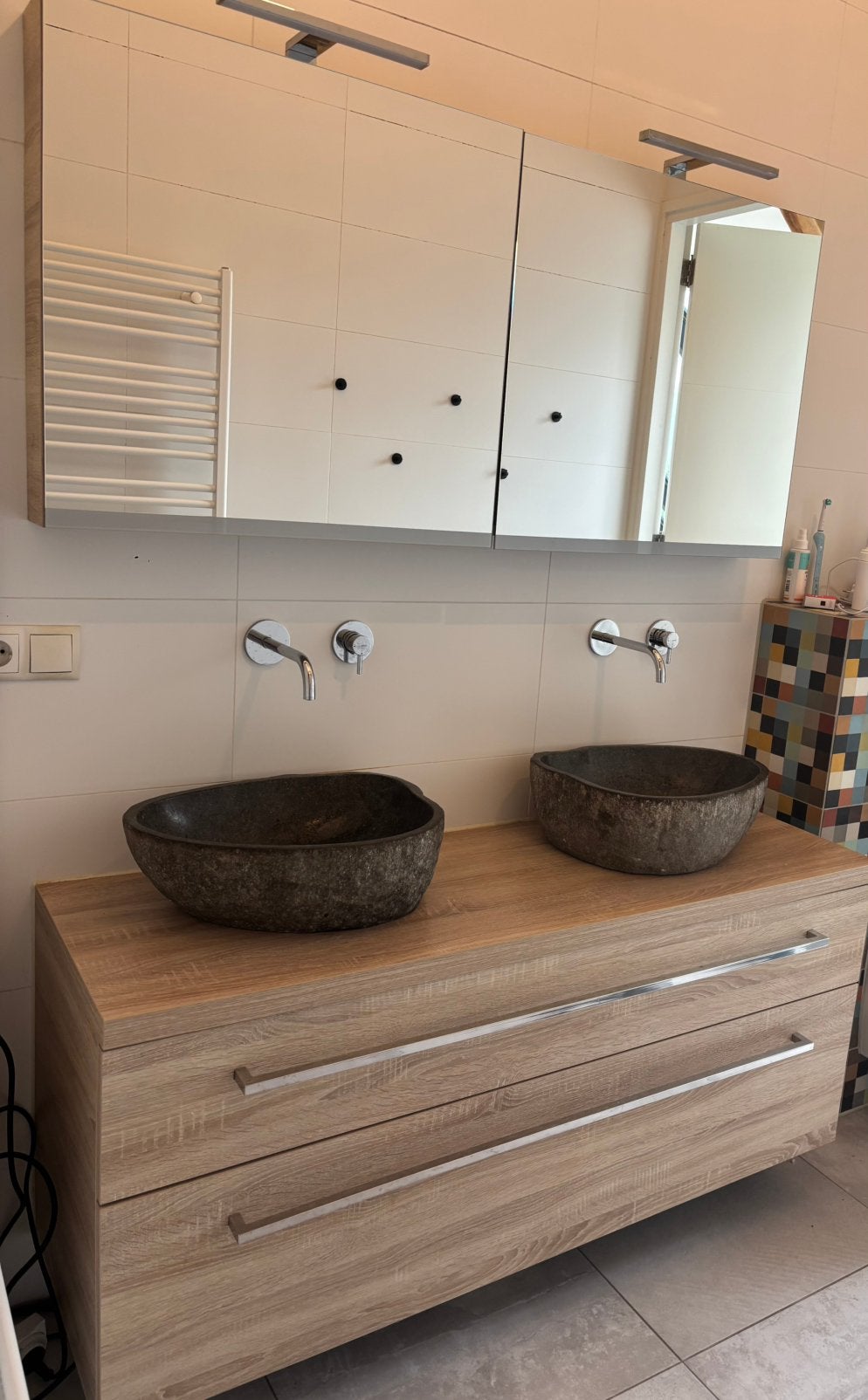 Badmeubel met 2 waskommen, spiegelkast en hangtoilet, Huis en Inrichting, Badkamer | Badkamermeubels, Ophalen, Gebruikt, 100 tot 150 cm