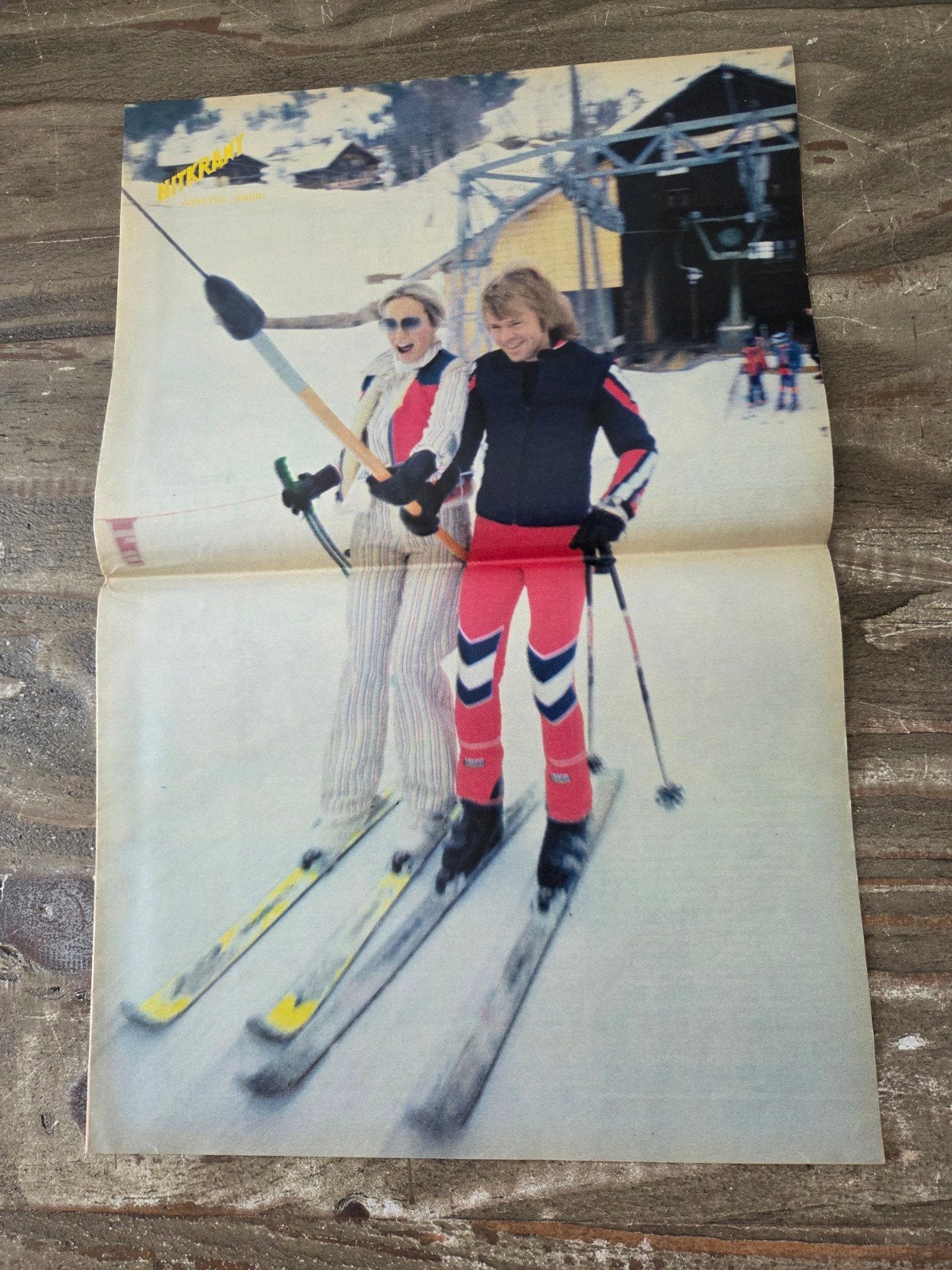 ABBA Poster Agnetha en Björn op ski's, Rechthoekig Staand, Ophalen of Verzenden, Zo goed als nieuw, A1 t/m A3