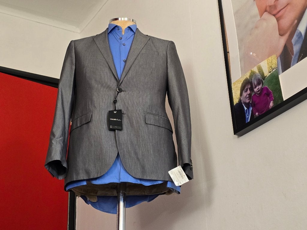 Corneliani Kostum perfecte pasvorm met grijze kleur maat 48, Ophalen, Corneliani, Maat 48/50 (M), Nieuw