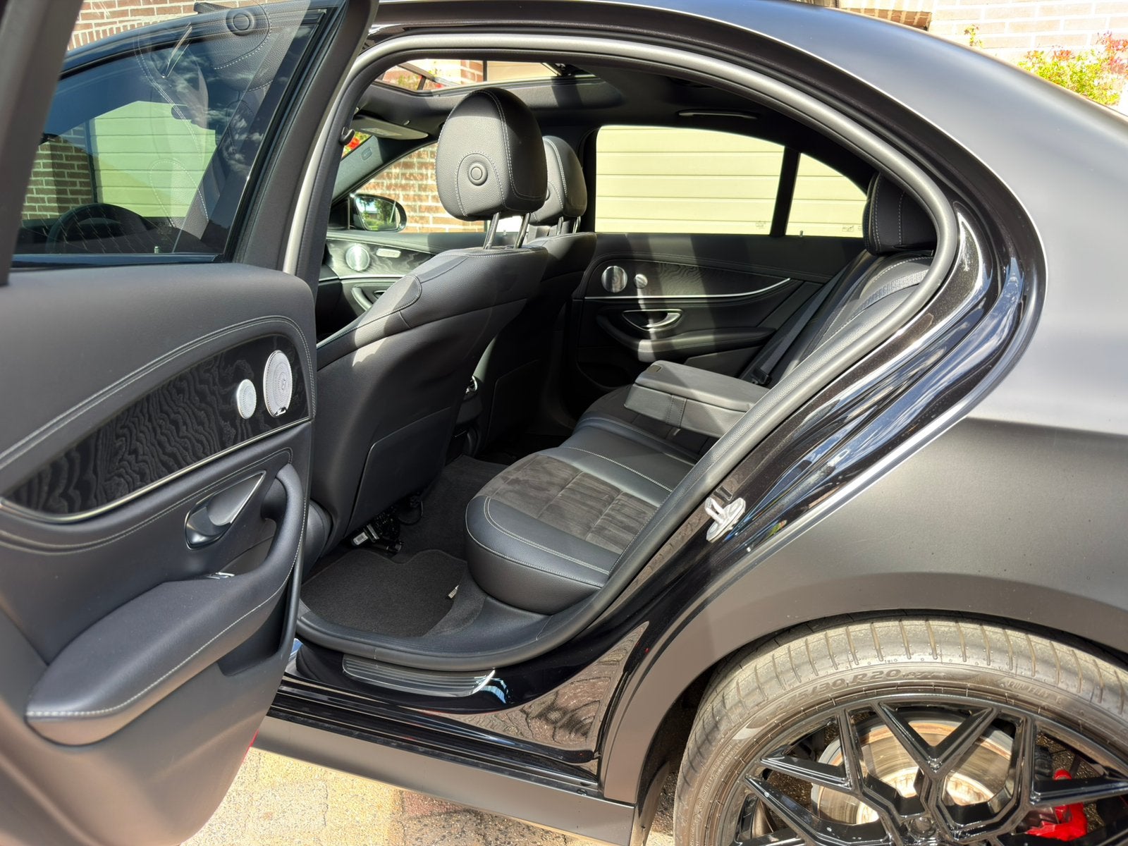 Foto 19 van Mercedes-Benz E 200 | BRABUS/AMG styling | MAT ZWART |