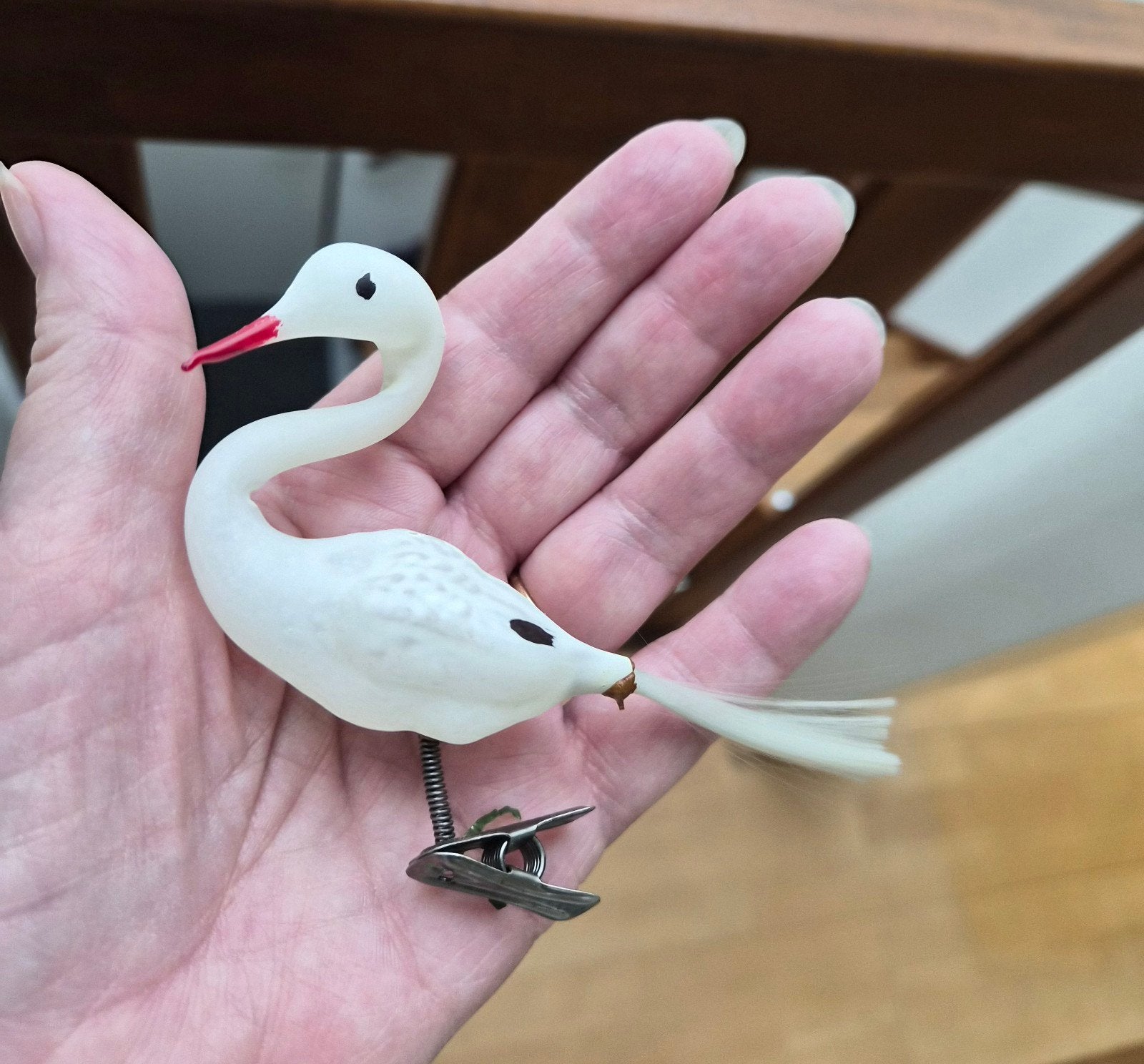 Antiek: Prachtige vogel met rode snavel (geblazen melkglas), Diversen, Ophalen of Verzenden, Zo goed als nieuw
