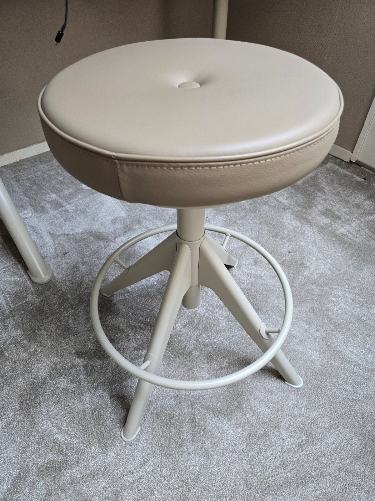 IKEA Trollberget kruk - beige, in hoogte verstelbaar, Huis en Inrichting, Krukjes, Zo goed als nieuw, Overige materialen, In hoogte verstelbaar