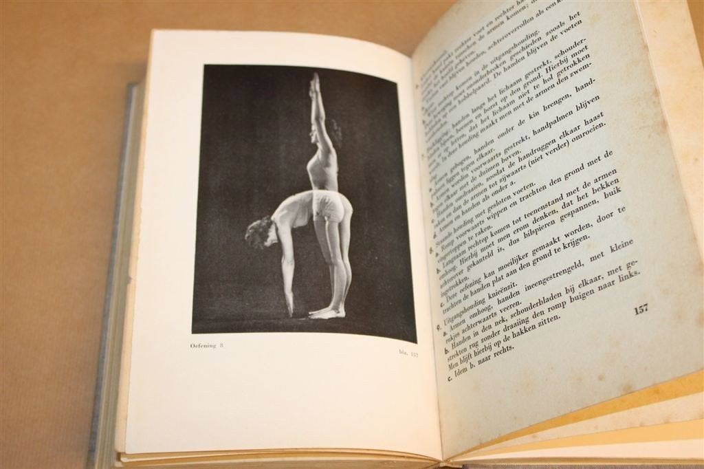 Moderne Schoonheids- en Gezondheidsverzorging — Antiek 1935, Ophalen of Verzenden, Gelezen