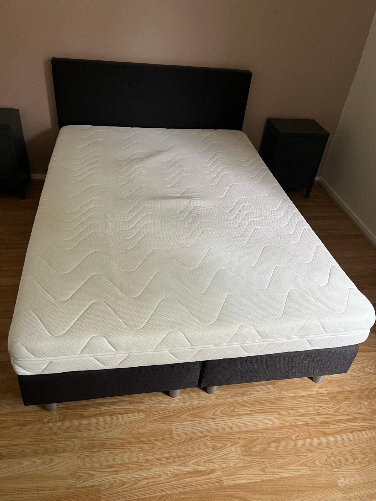 Tweepersoons boxspring met matras en hoofdbord