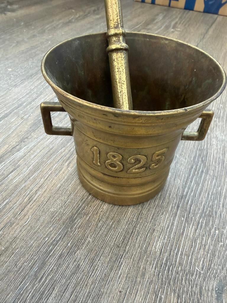 Antieke koperen vijzel met stamper, gedateerd 1825, Ophalen, Koper
