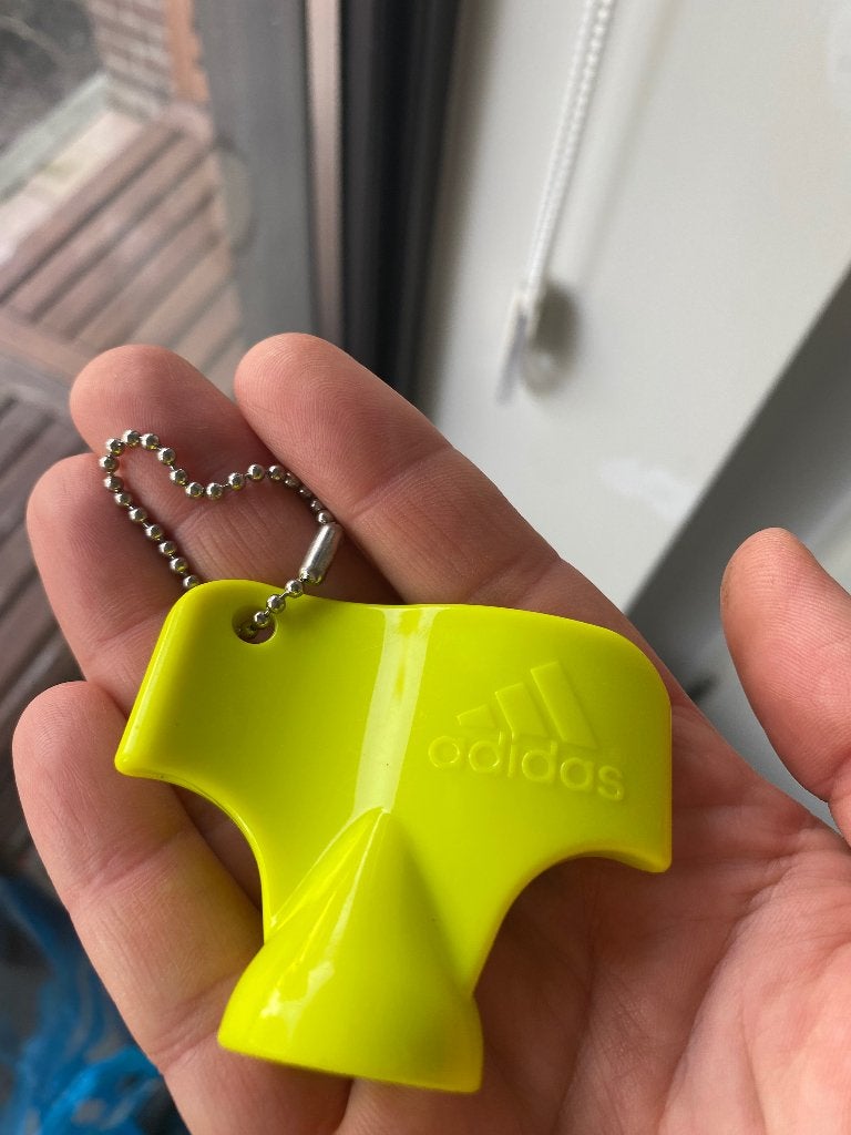 Adidas schoenplaatjes sleutel - Neon geel, Maat XS of kleiner, Ophalen of Verzenden, Zo goed als nieuw, Clubaccessoires