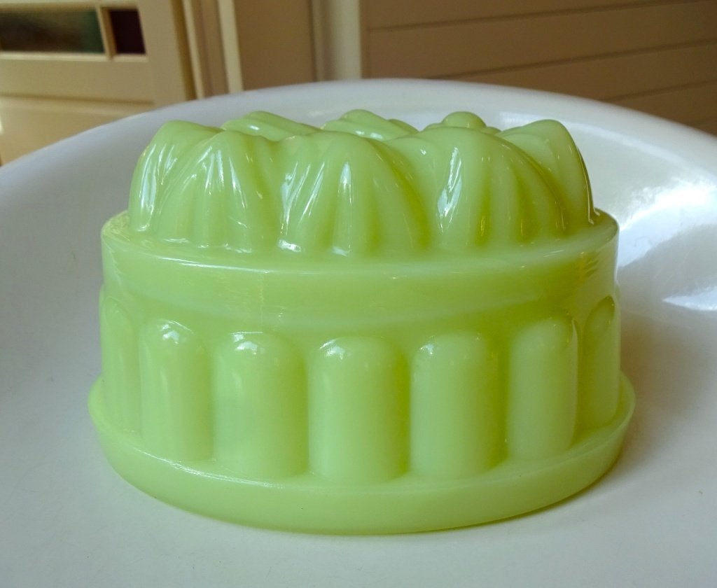 A.D. Copier Colopal uraniumglas puddingvorm: jade. ca. 1935, Ophalen of Verzenden