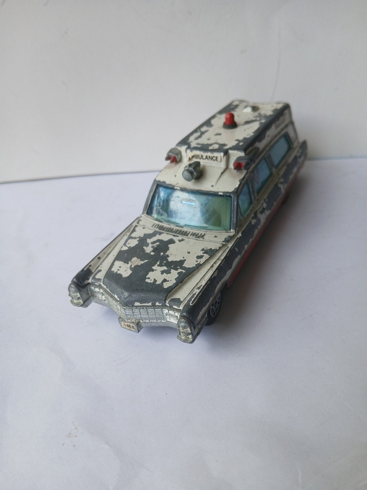 Superior Rescuer Ambulance. Dinky toys, Ophalen of Verzenden, Gebruikt, Auto, Dinky Toys