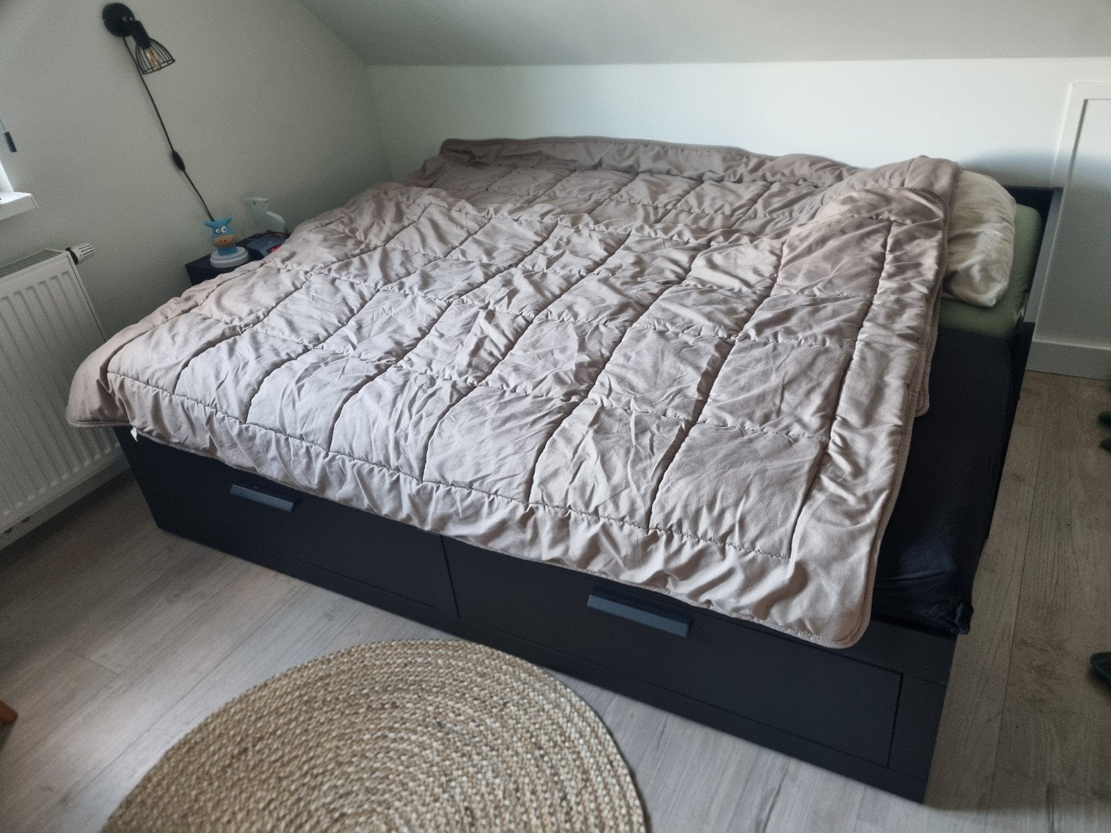 IKEA Hemnes bed met 2 lades, zwartbruin incl. 2 matrassen, Ophalen, Verstelbaar, Tweepersoons, Zo goed als nieuw