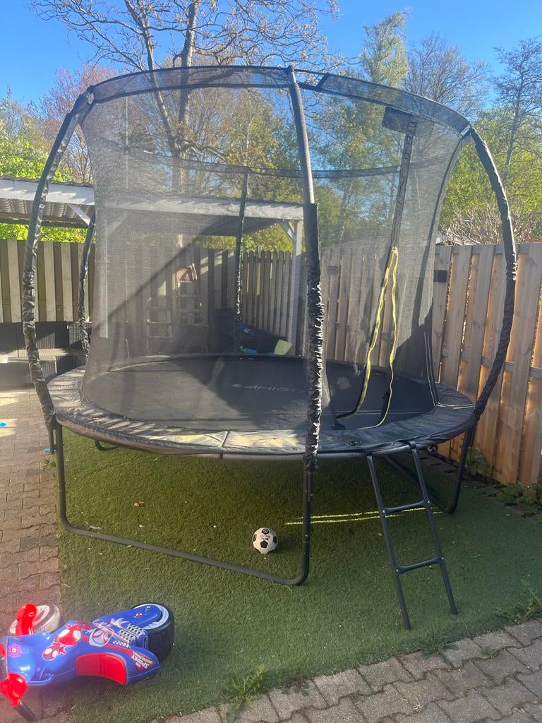 Gratis Grote Amigo trampoline met net - 2 jaar oud, Kinderen en Baby's, Speelgoed | Buiten | Trampolines, Ophalen, Gebruikt