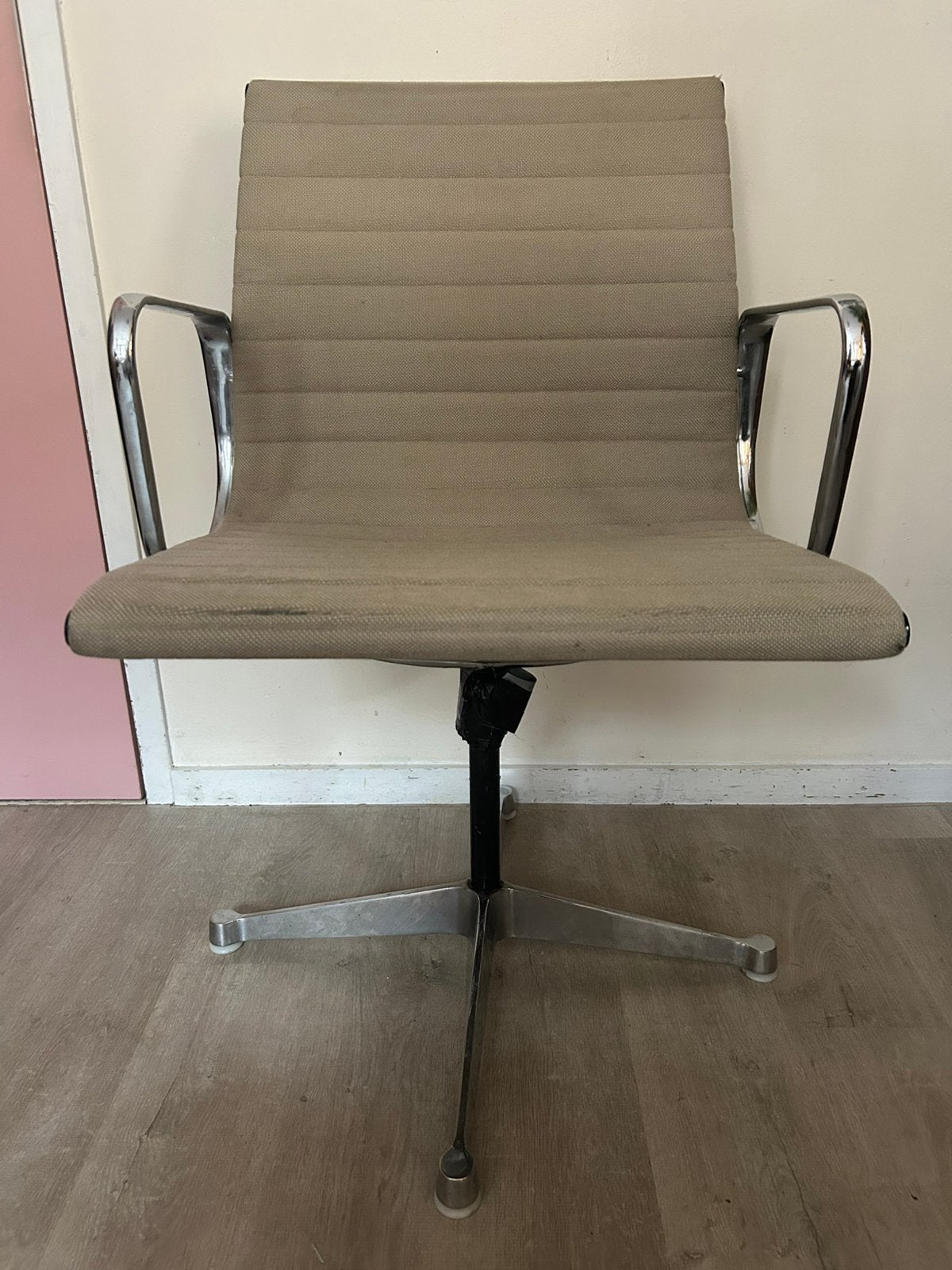 Originele Vitra EA108 design vergaderstoel Eames, Ophalen, Gebruikt