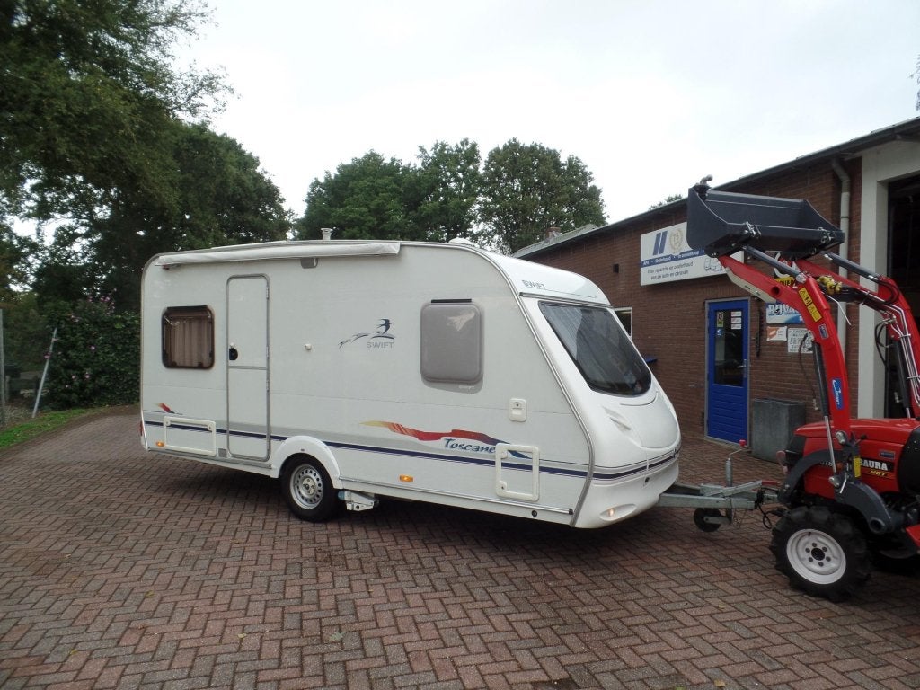 Swift 450 Toscane Rond zit/ Lengte bed/ Mover, Caravans en Kamperen, Rondzit, Lengtebed, Bedrijf, 750 - 1000 kg