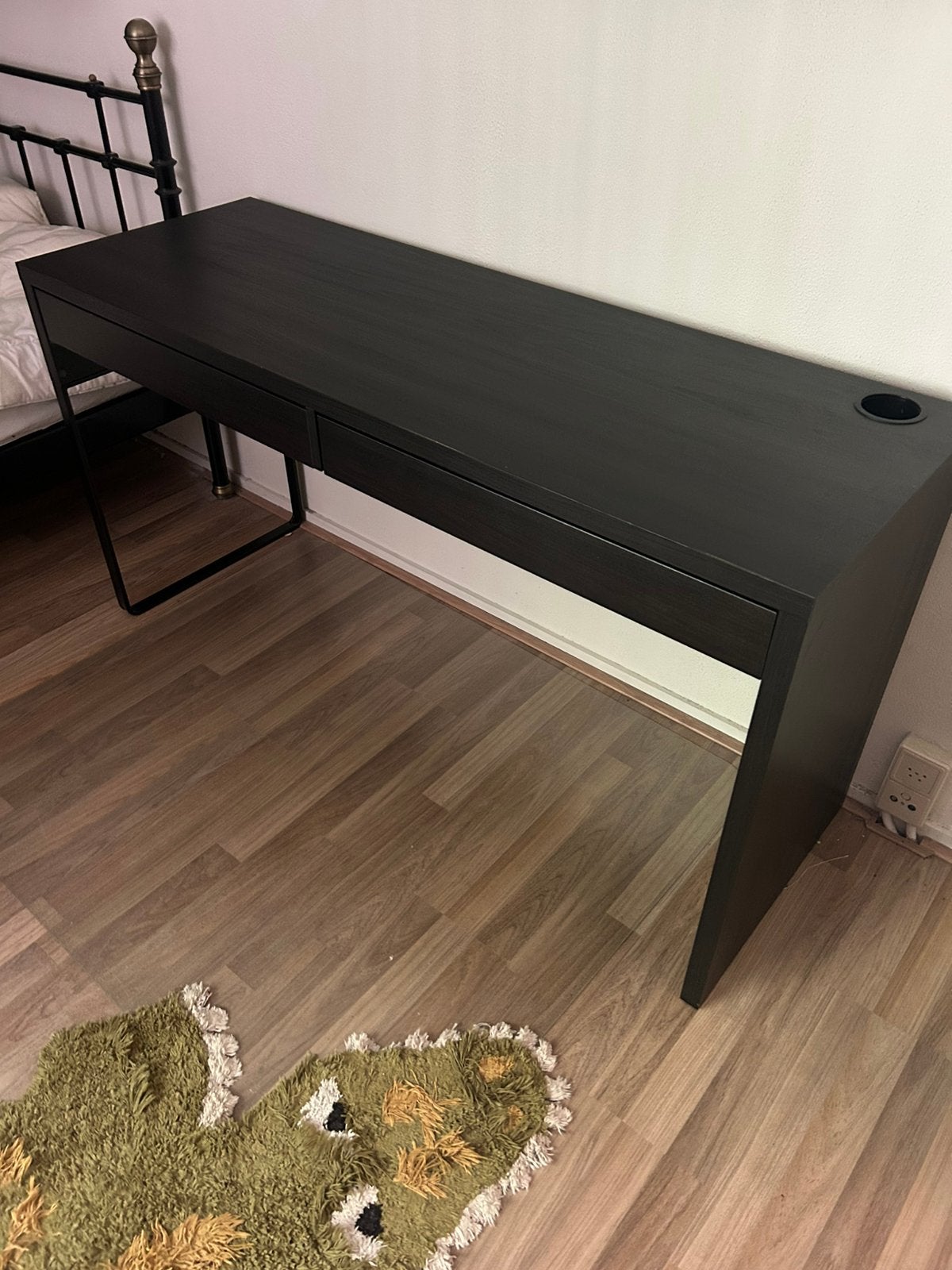 Mooi zwartbruin IKEA ALEX bureau met lades (142x 50 x 75 cm), Ophalen, Zo goed als nieuw