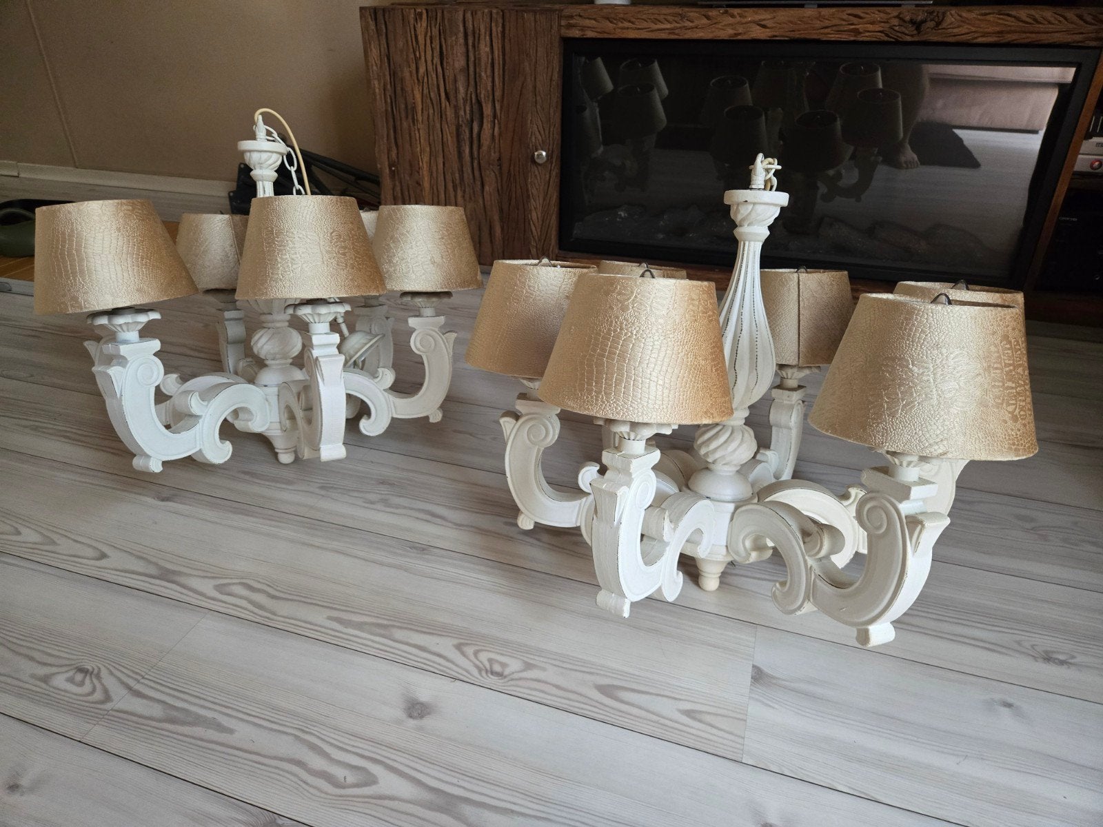 Set van 2 Witte Kroonluchters met Gouden Kappen, Ophalen, Gebruikt, E14 (klein), Klassiek, Barok, Sierlijk
