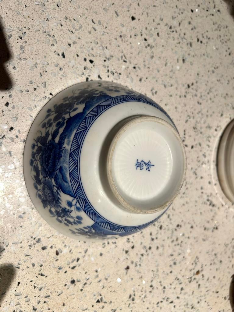Japanse porseleinen kom met blauw-wit bloemmotief, Ophalen of Verzenden