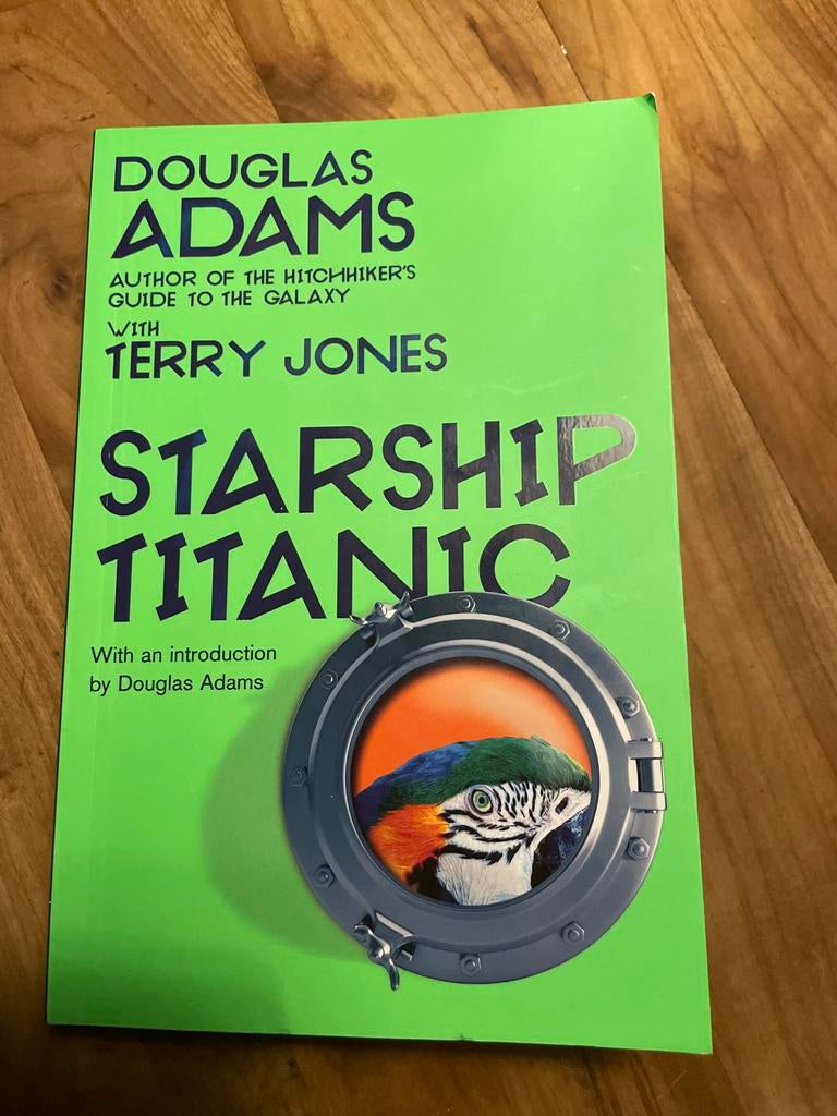 Starship Titanic - Douglas Adams & Terry Jones, Boeken, Science fiction, Ophalen of Verzenden, Zo goed als nieuw