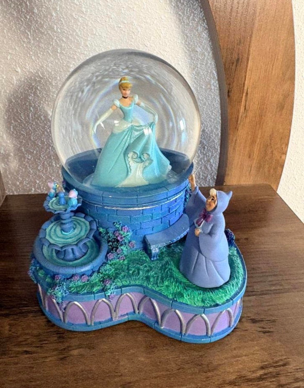 Disney exclusive Cinderella snowglobe, Ophalen of Verzenden, Zo goed als nieuw, Beeldje of Figuurtje