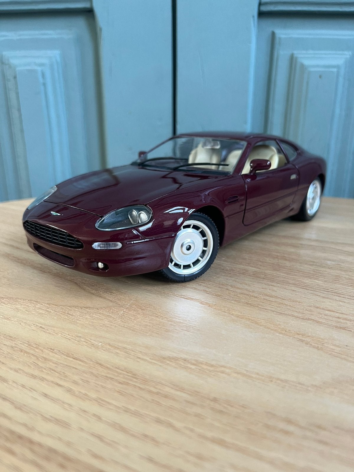 Aston Martin DB7 guiloy 1:18, Ophalen of Verzenden, Zo goed als nieuw, Auto, Overige merken