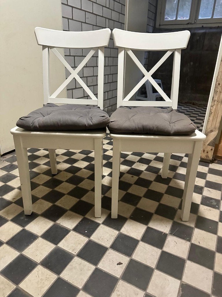 Twee witte stoelen met kussens, Huis en Inrichting, Ophalen, Hout, Gebruikt, Twee