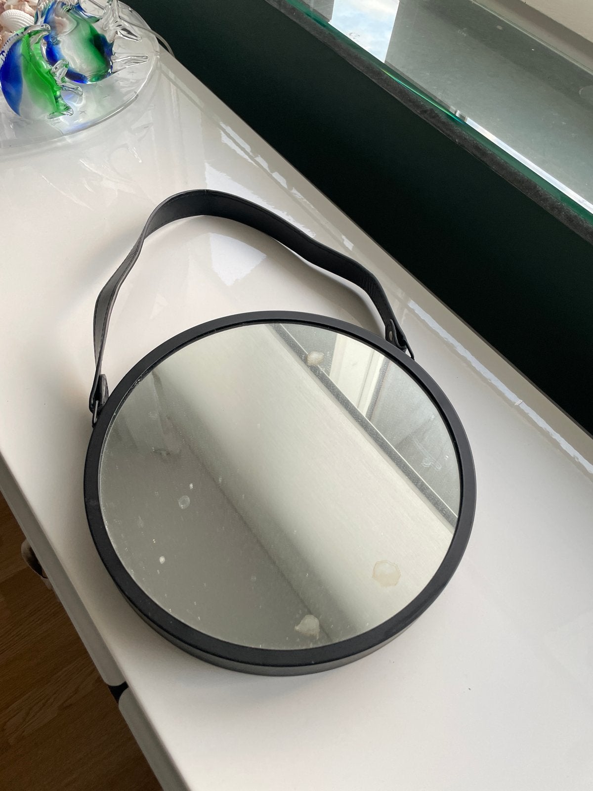 Ronde spiegel met leren band - Zwart 27 cm, Huis en Inrichting, Minder dan 50 cm, Gebruikt, Rond, Ophalen of Verzenden