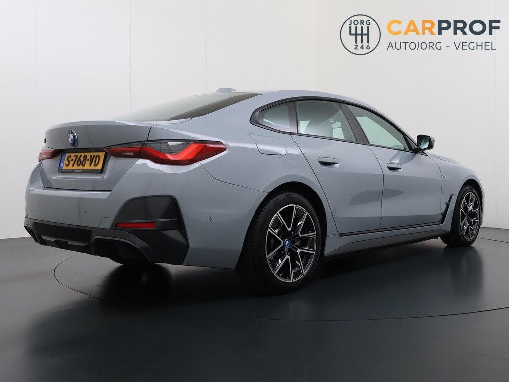 BMW i4 eDrive40 84 kWh M-Sport | NL Auto | SOH 94% | Camera, Auto's, BMW, 590 km, 340 pk, Origineel Nederlands, Blauw