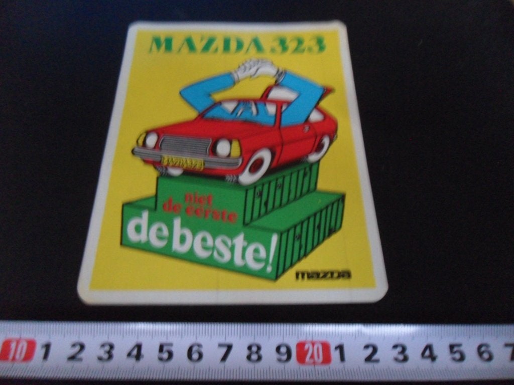 sticker MAZDA 323 niet de eerste de beste! strip auto, Verzamelen, Ophalen of Verzenden, Zo goed als nieuw