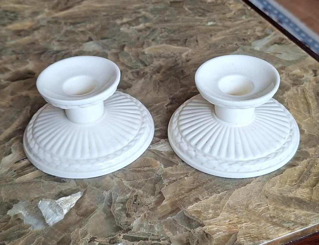 twee wedgwood kandelaars gemerkt Edme, Ophalen of Verzenden, Zo goed als nieuw, Porselein, Kop en/of schotel