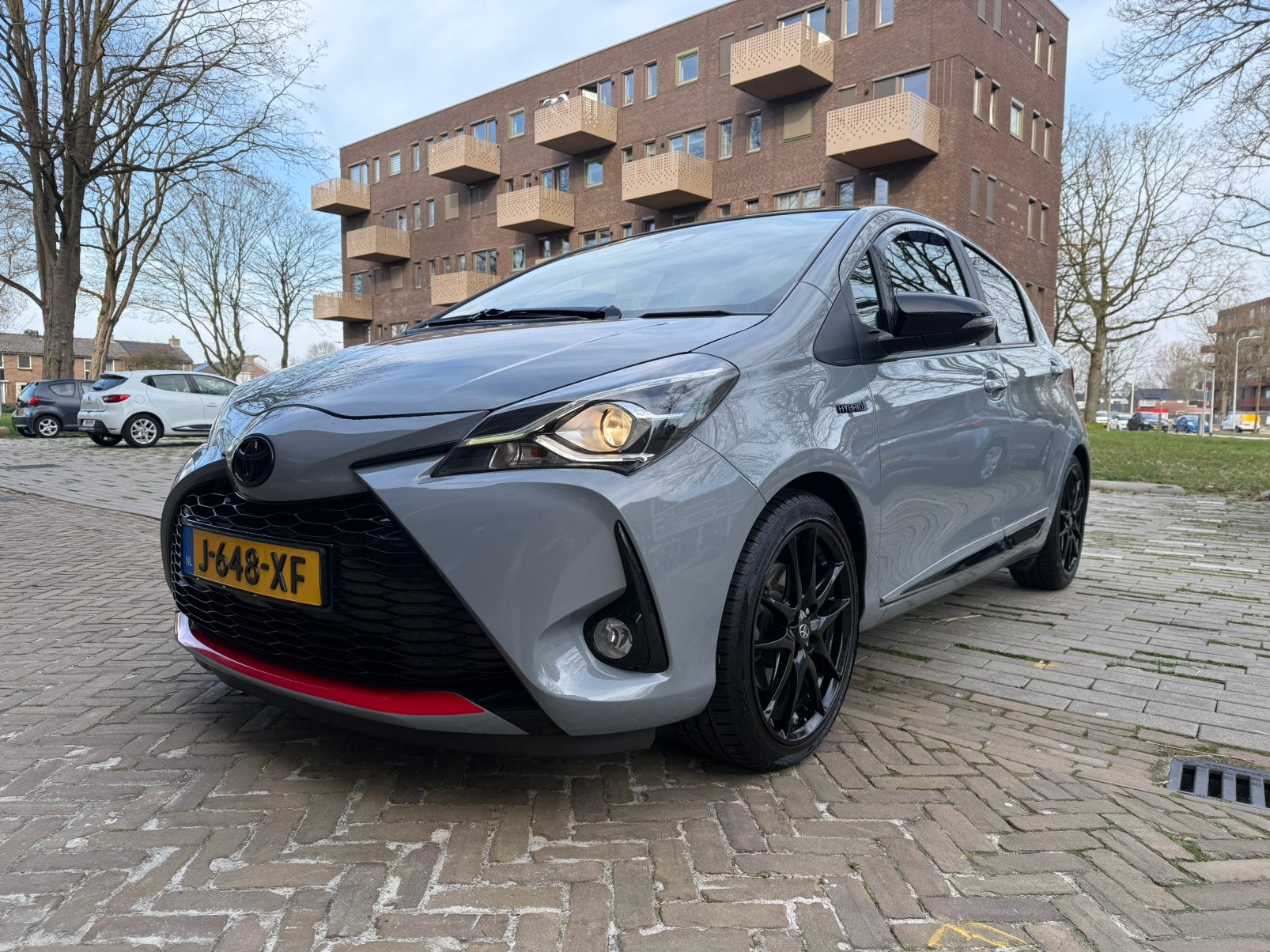Toyota Yaris 1.5 Full Hybrid 100pk Aut 2019 Grijs gr sport, Auto's, 1497 cc, 40 €/maand, 4 cilinders, Bedrijf