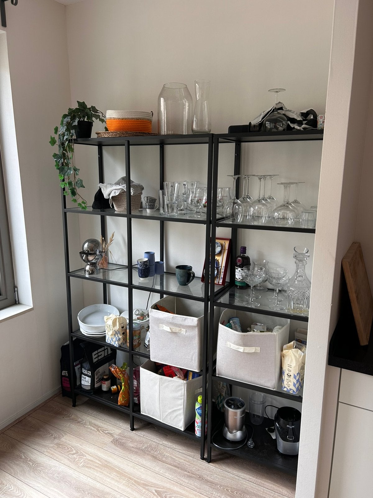 Mooie zwart & glazen Ikea kast (2 delen), Ophalen, Zo goed als nieuw, 25 tot 50 cm, 200 cm of meer