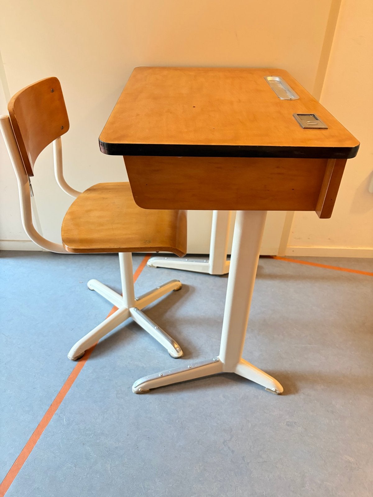 Schoolbureau Mesbank Wijchen met Stoel - Hout en Metaal, Ophalen, Gebruikt, Hout, Schoolbureau