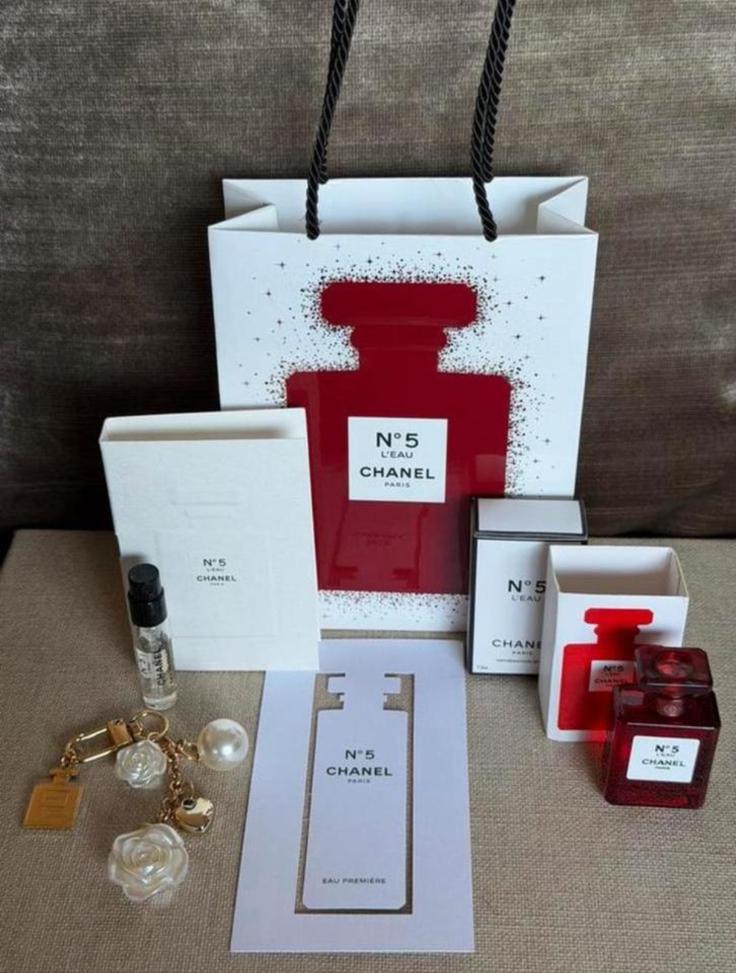 Miniatuur Chanel no5 L’eau + sleutelhanger met Chanel bedel, Ophalen of Verzenden, Nieuw, Miniatuur, Gevuld