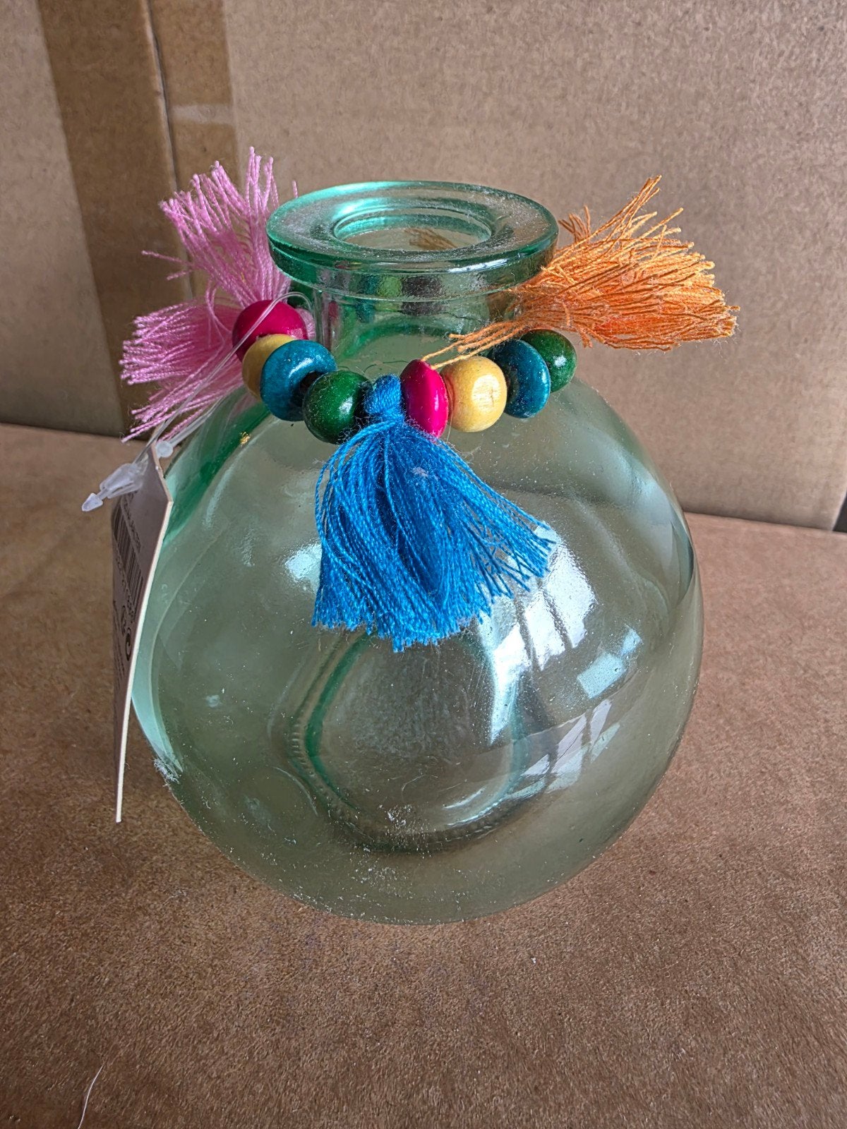 Groene glazen vaas met kleurrijke kralen en kwastjes, Ophalen, Met patroon/structuur, Groen, Glas