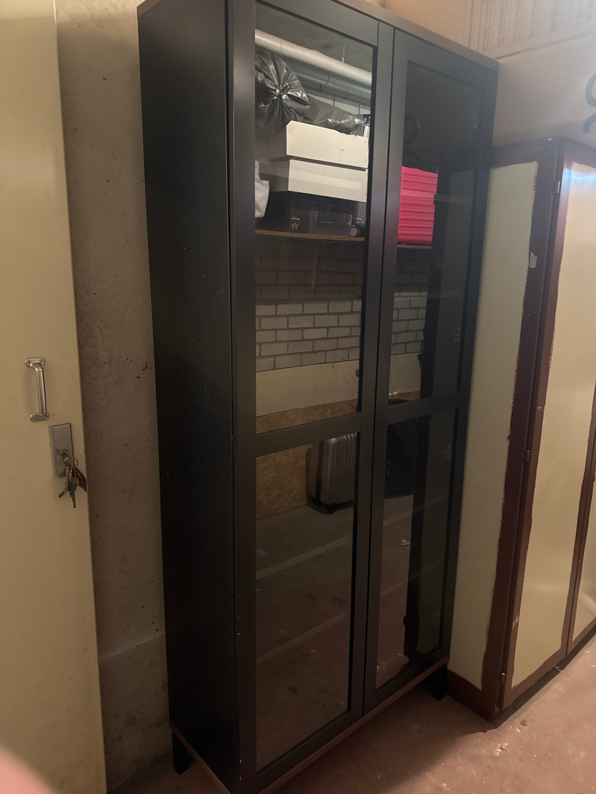 Moderne vitrinekast met glazen deuren en planken, Ophalen, Gebruikt, 50 tot 100 cm, 150 tot 200 cm